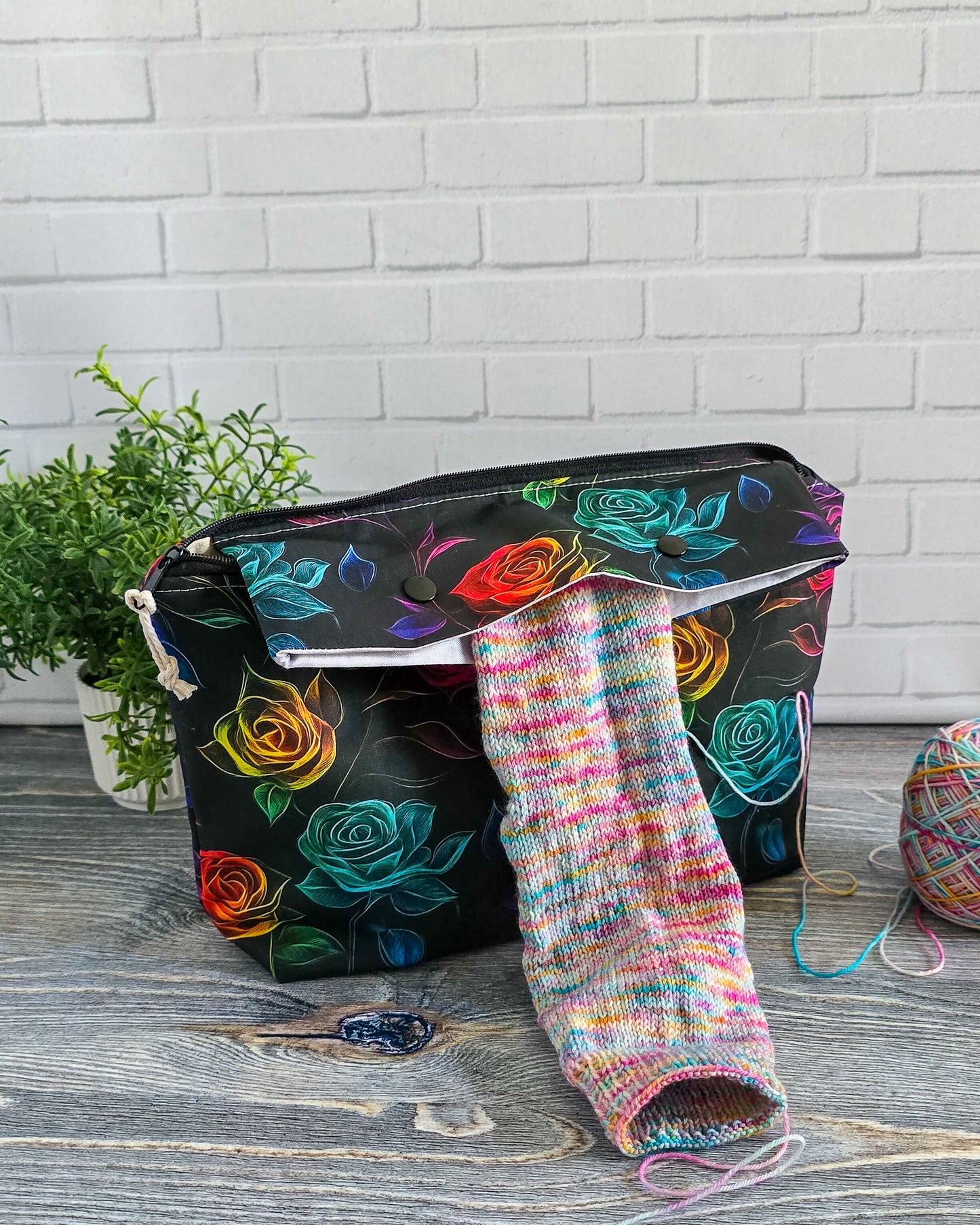 Handgenähte Projekttasche Rainbow Roses mit bunten Rosen auf schwarzem Stoff