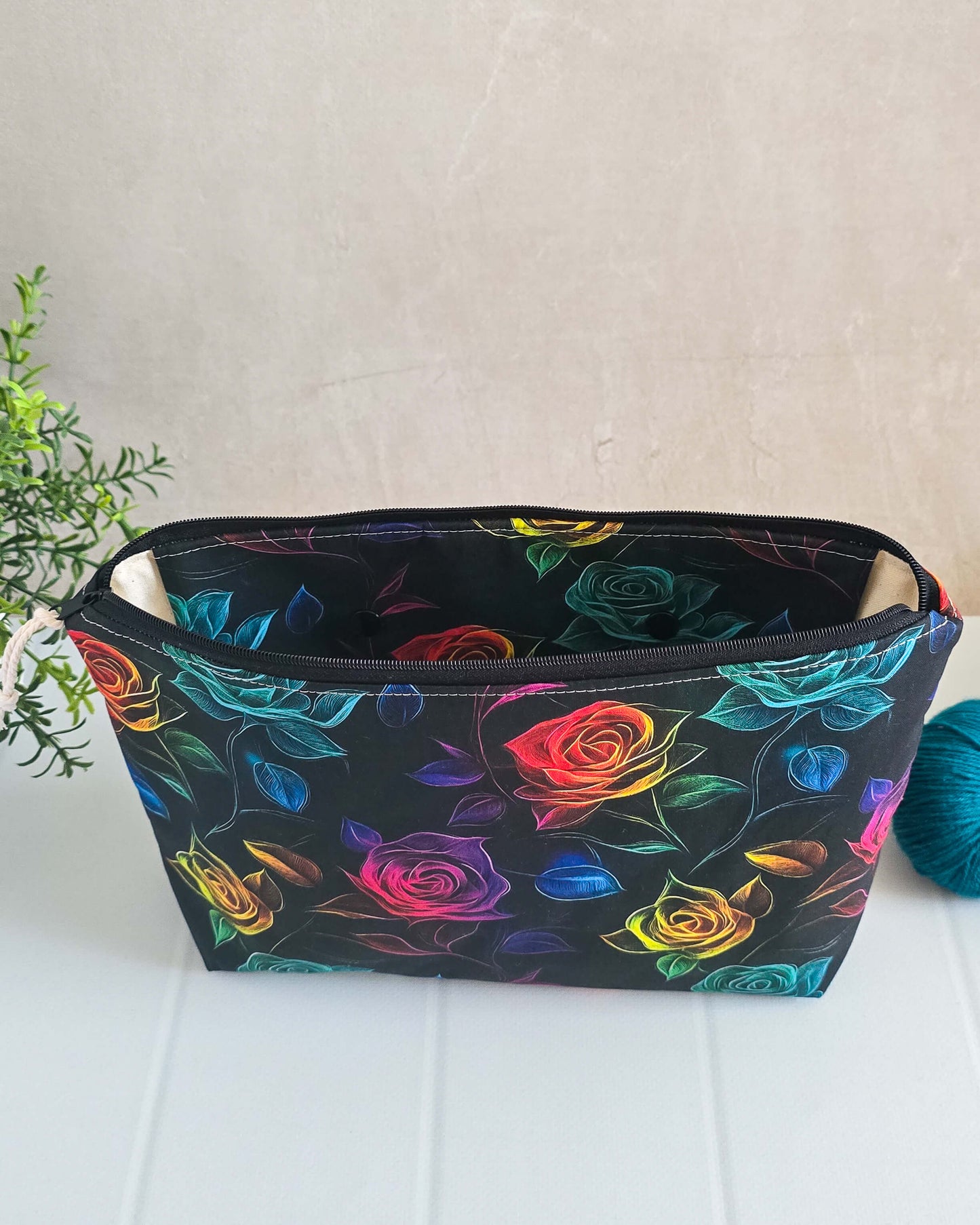 Handgenähte Projekttasche Rainbow Roses mit bunten Rosen auf schwarzem Stoff
