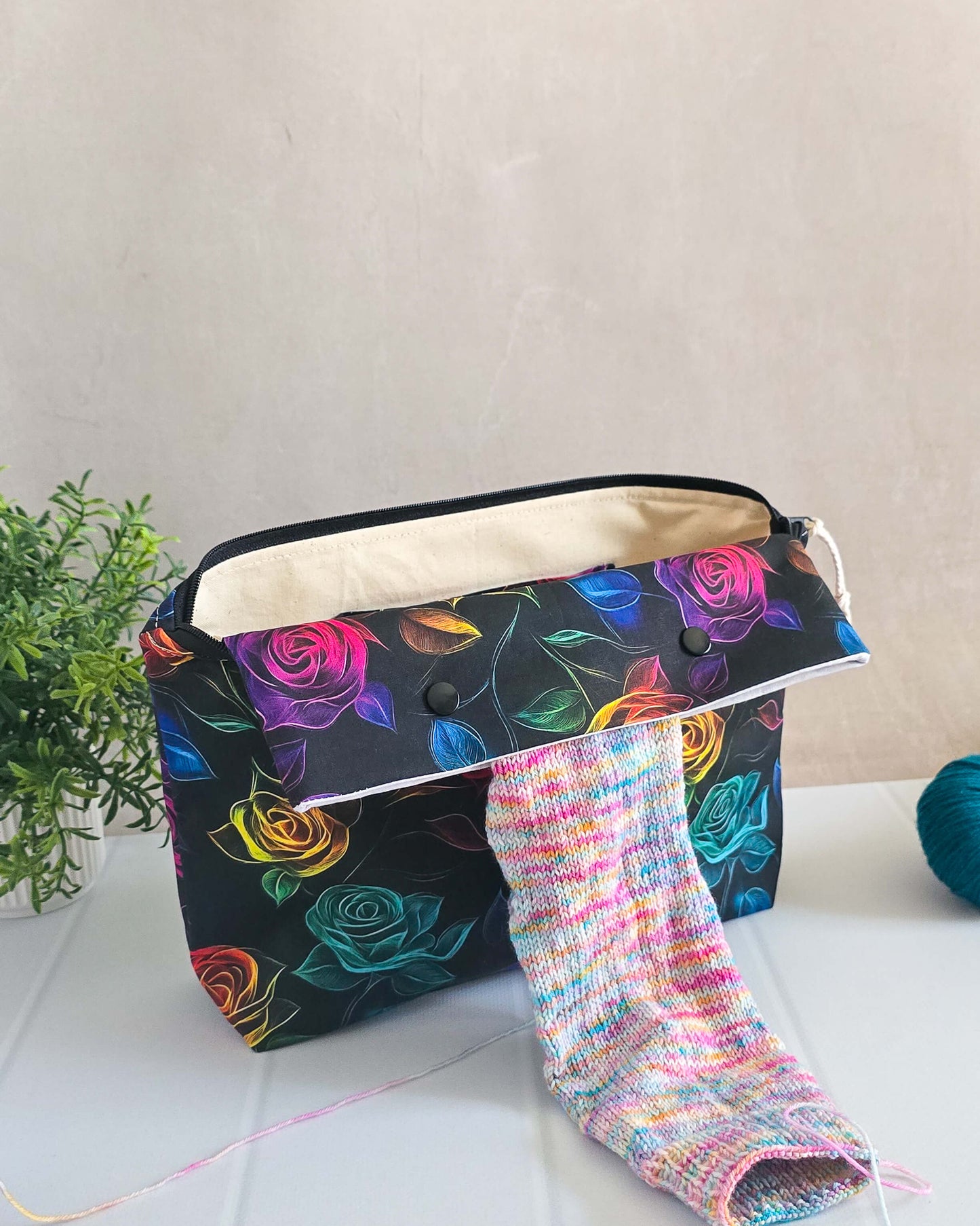 Handgenähte Projekttasche Rainbow Roses mit bunten Rosen auf schwarzem Stoff