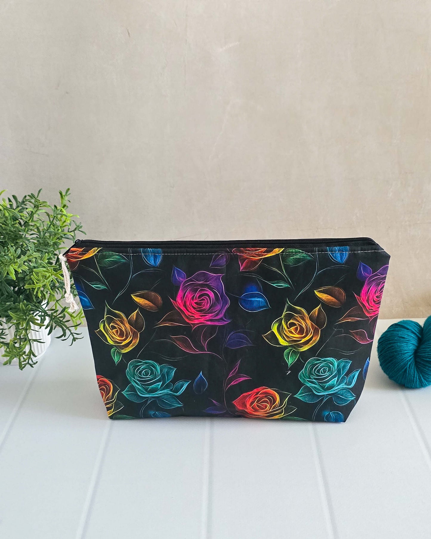 Handgenähte Projekttasche Rainbow Roses mit bunten Rosen auf schwarzem Stoff