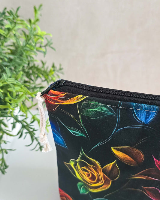 Handgenähte Projekttasche Rainbow Roses mit bunten Rosen auf schwarzem Stoff