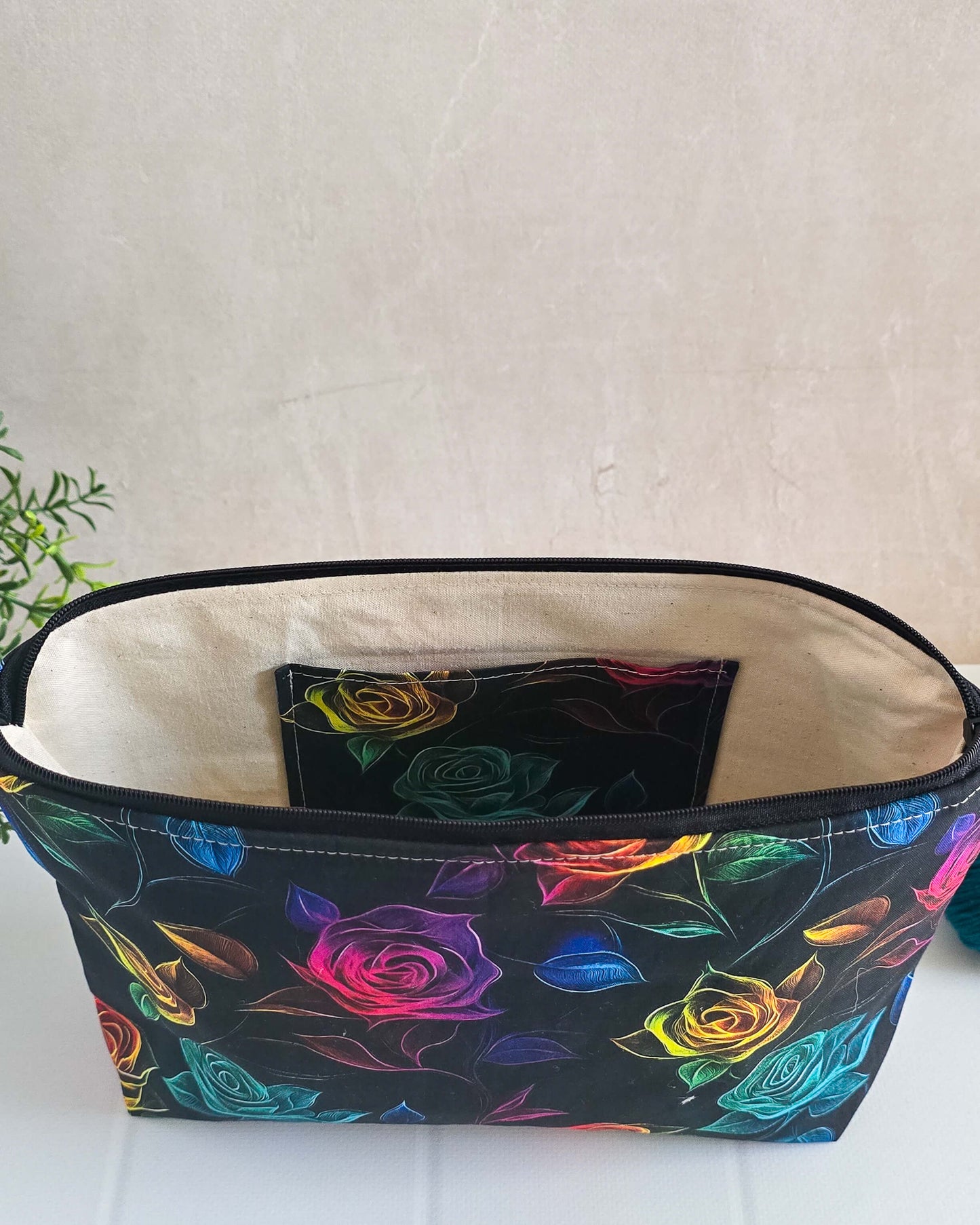 Handgenähte Projekttasche Rainbow Roses mit bunten Rosen auf schwarzem Stoff