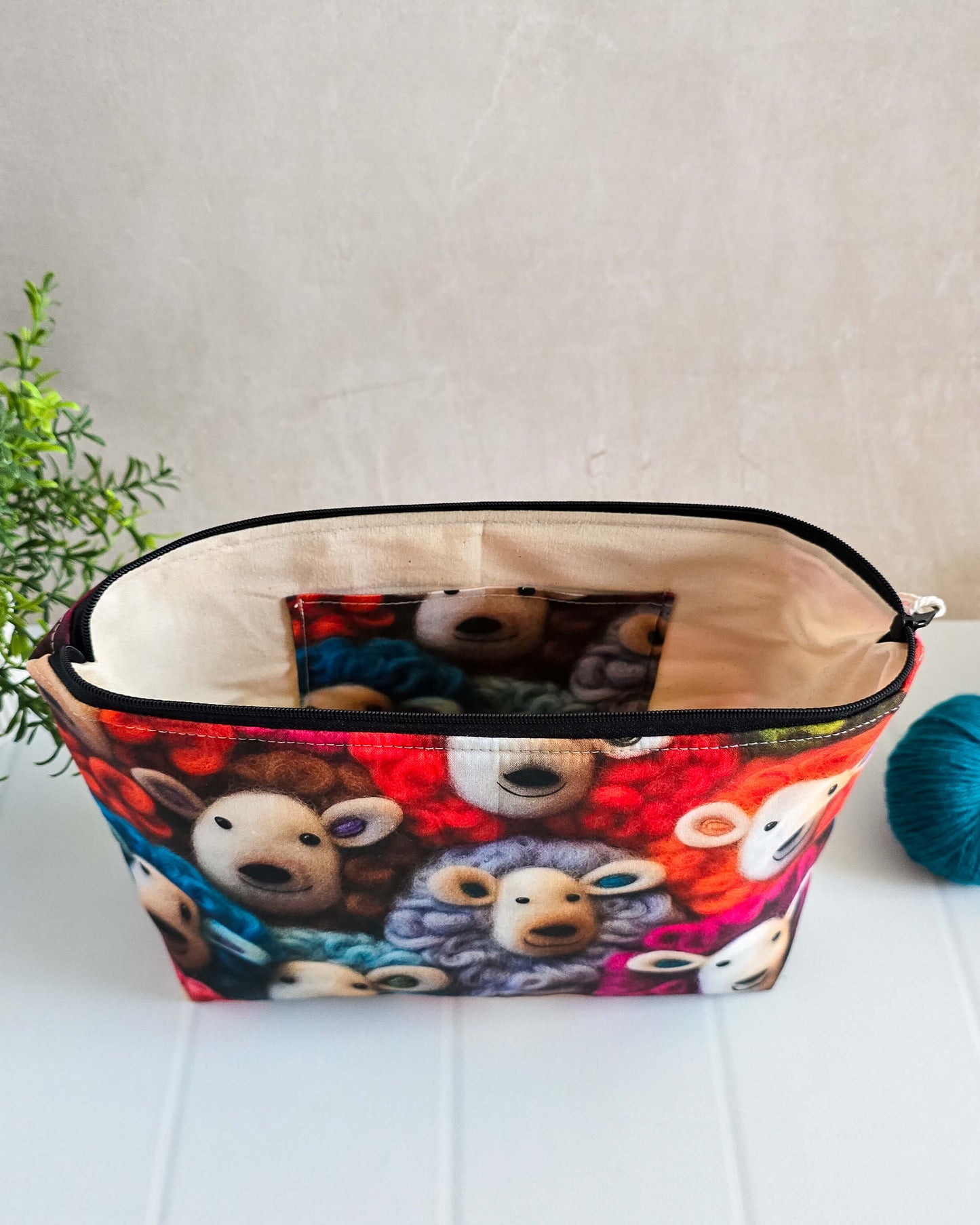 Knit’n Keep Projekttasche Woolly Friends mit buntem Schafmotiv