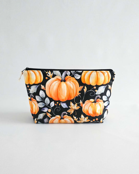 Handgemachte Projekttasche „Golden Pumpkin“ – Herbsttasche mit Kürbis-Print, Nadelgarage & Innentasche. Ideal für Strick- und Häkelprojekte.