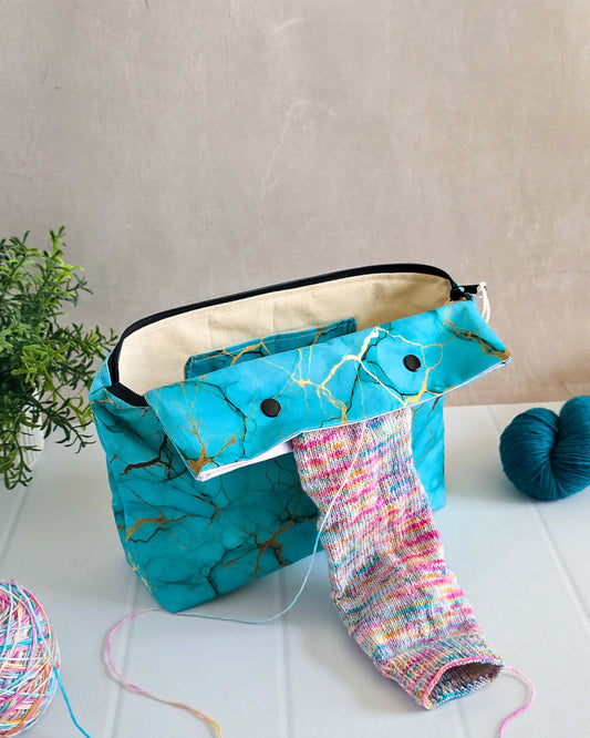 Projekttasche aus Baumwolle in Türkis mit goldenen Adern - handgenäht in Bayern von Nadelmikado