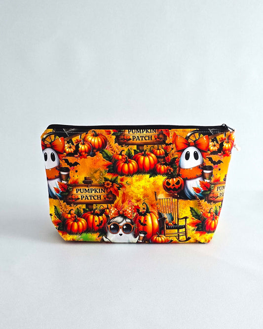 Projekttasche „Pumpkin Patch“ – Handmade Stricktasche mit Kürbis- & Geistermotiv. Mit Nadelgarage für 15 cm & 20 cm Nadelspiele & Platz für 200 g Garn.