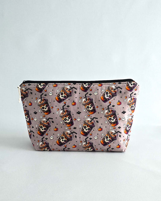 Projekttasche „Spooky Drinks“ – Handmade Halloween Stricktasche mit Totenkopf-Getränkebechern. Mit Nadelgarage für 15 cm & 20 cm Nadelspiele & Platz für 200 g Garn.