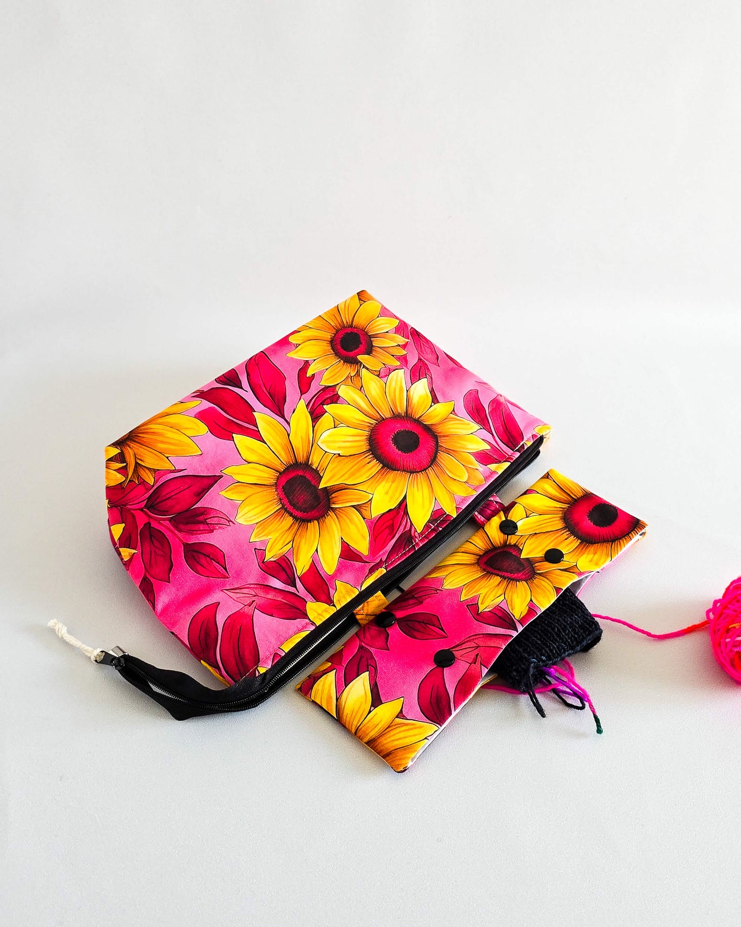 Knit’n Keep „Sunny Bloom“ – Projekttasche mit herausnehmbarer Nadelgarage, Innentasche & Platz für 200 g Garn. Handgenäht & strahlend bunt.