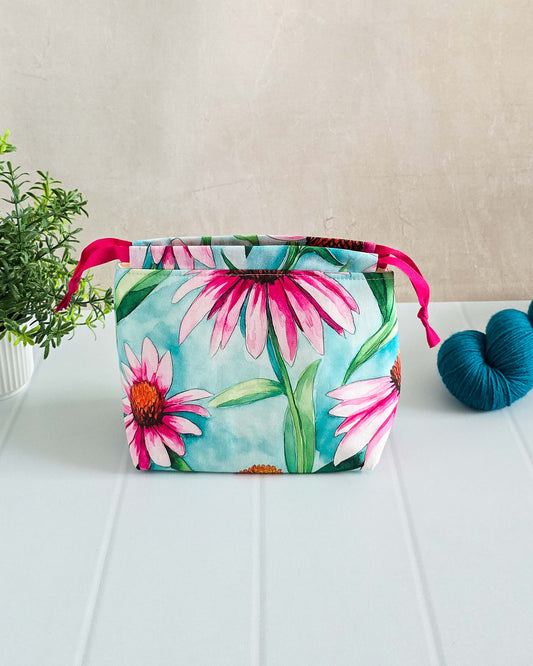 Lyra Bag „Bloomberry“ – handgenähte Projekttasche mit Blumenmuster, Kinchaku-Stil