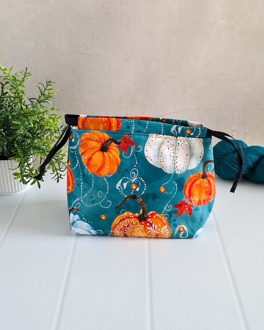 Projekttasche Blue Pumpkin – Kürbisse & Ornamente auf Petrolblau