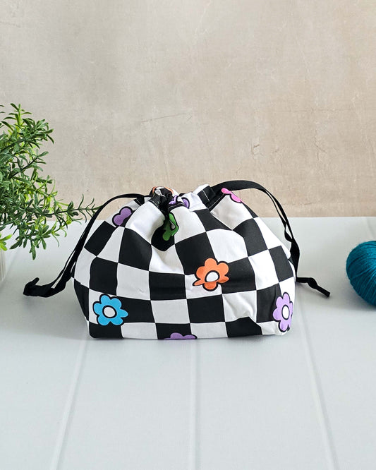 Handgenähte Projekttasche im Schachbrett-Blumenmuster