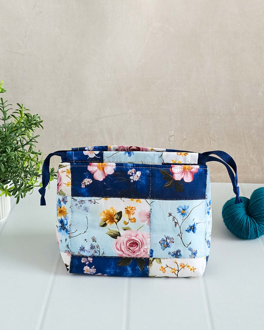 Handgenähte Lyra Projekttasche mit floralen Patchwork-Details in Blau und Rosa