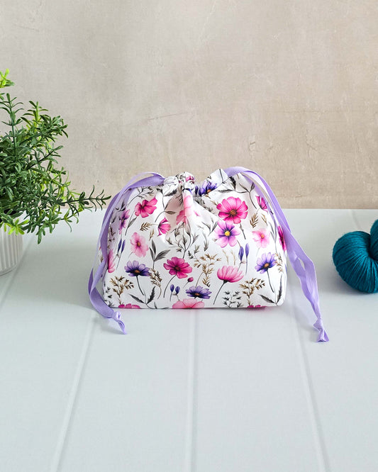 Handgenähter Projektbeutel aus Baumwolle mit rosa-lila Blüten und Kordelzug