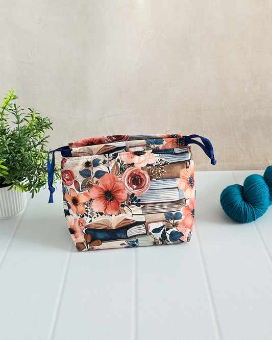 Lyra Bag Bookish Bloom – Projekttasche mit Bücher- und Blumenmuster
