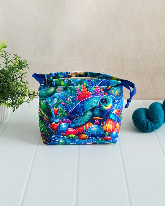 Handgenähte Projekttasche mit buntem Meeresdesign und Schildkröte