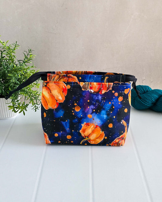 Projekttasche Cosmic Pumpkin – Kürbisse im Galaxie-Design