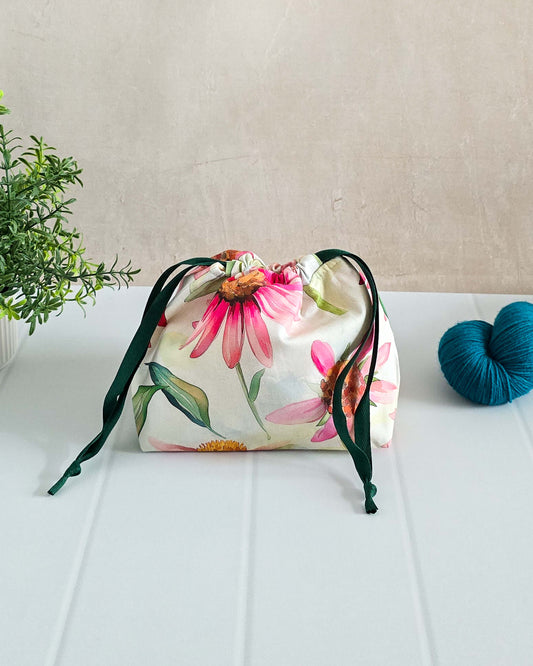 Projekttasche Lyra Bag Daisy Bloom mit Blumenprint in Pink und Grün