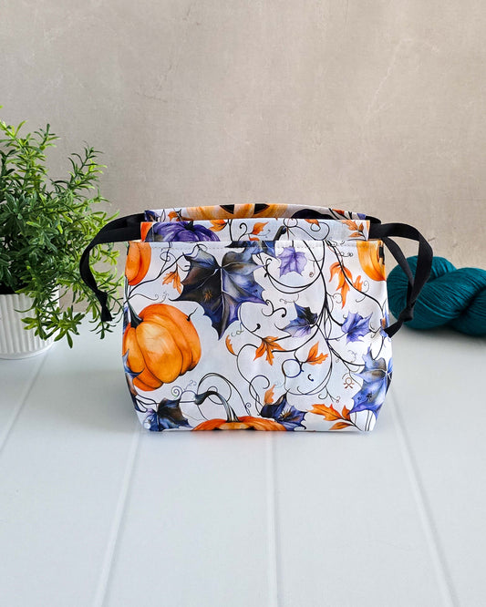 Projekttasche Elegant Pumpkin – Kürbisse & Blätter auf Weiß