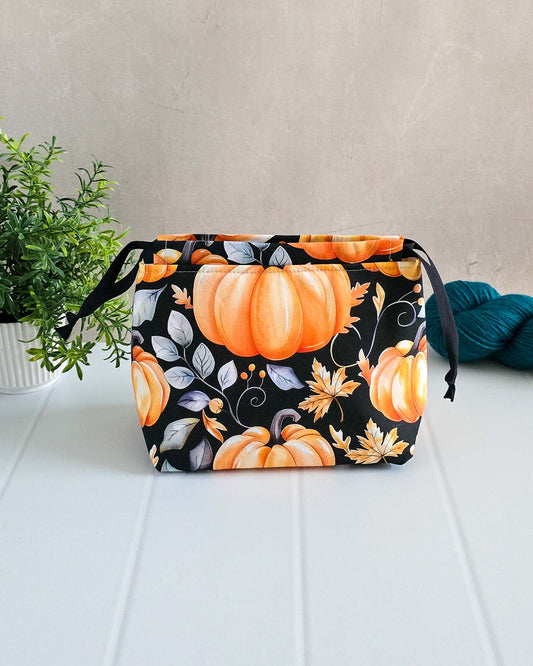 Projekttasche Golden Pumpkin – Kürbisse & Herbstblätter auf Schwarz