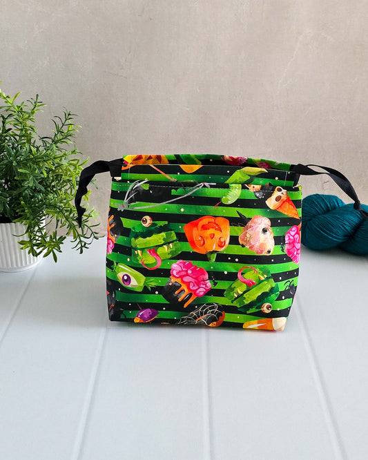 Halloween Projekttaschen – Grüne Streifen mit gruseligen Süßigkeiten & Motiven