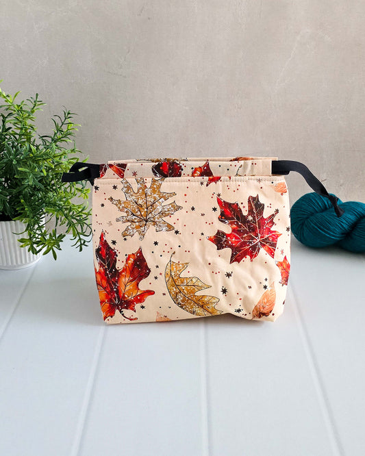 Herbst Projekttaschen – Bunte Blätter in Rot, Orange & Gold auf hellem Hintergrund