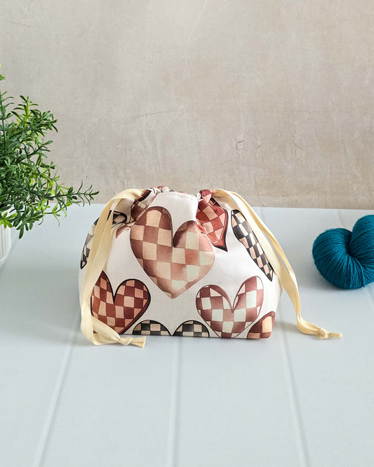 Projekttasche Lyra „Herzmasche“ mit gewebten Herzen in Braun- und Rottönen