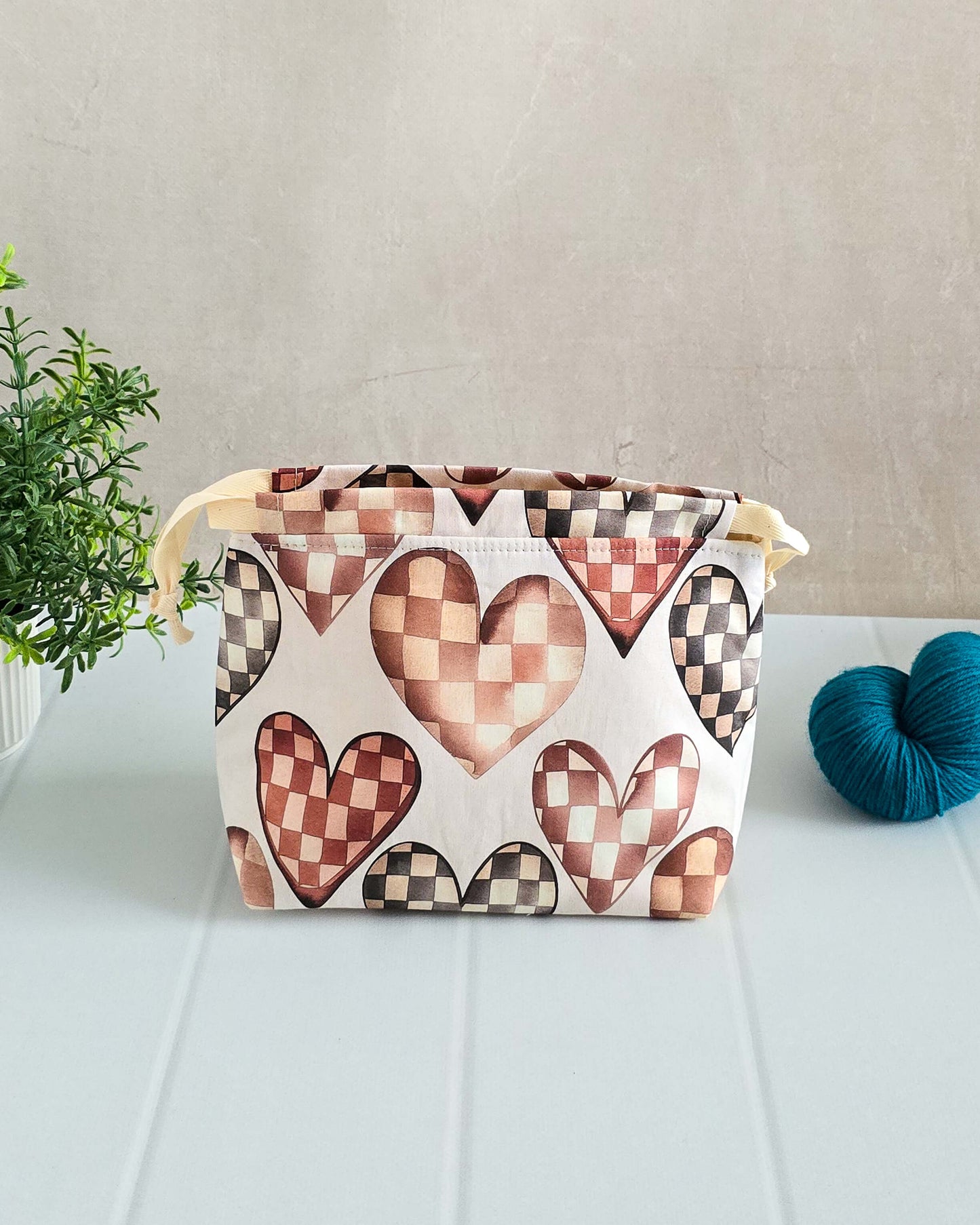 Projekttasche Lyra „Herzmasche“ mit gewebten Herzen in Braun- und Rottönen