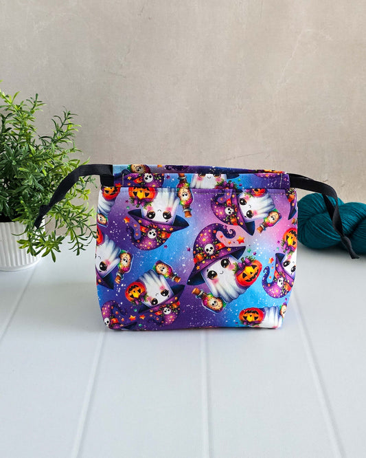 Projekttasche mit magischen Geistermotiven, handgenäht aus Baumwolle - Nadelmikado, Bayern