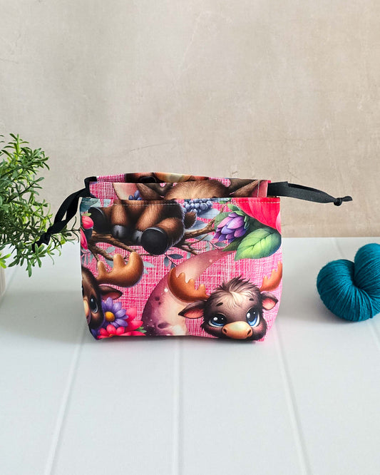 Handgenähte Projekttasche mit Elchmotiv und Blumen auf pinkem Stoff, Lyra Bag „Mila Moose“