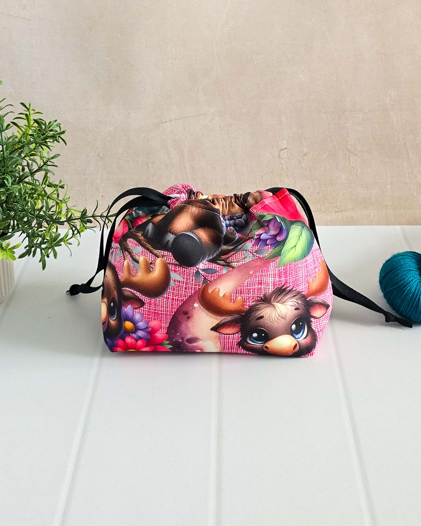 Handgenähte Projekttasche mit Elchmotiv und Blumen auf pinkem Stoff, Lyra Bag „Mila Moose“