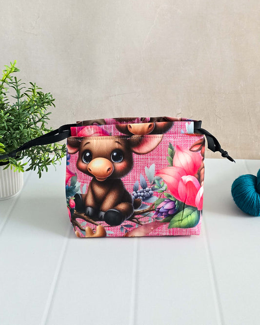 Handgenähte Projekttasche mit Elchmotiv und Blumen auf pinkem Stoff, Lyra Bag „Mila Moose“