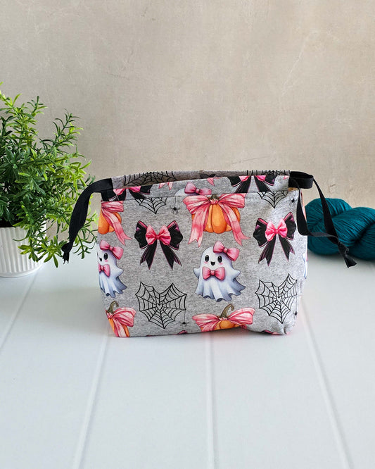 Halloween Projekttaschen – Süße Geister, Kürbisse & Schleifen auf Grau