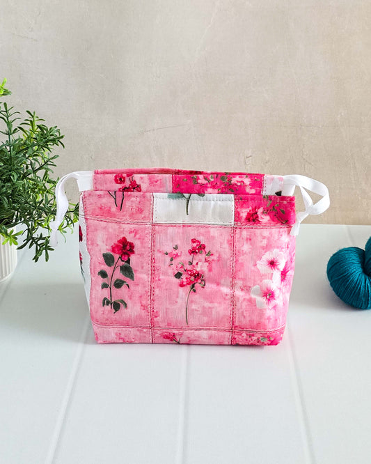Handgenähte Lyra Bag „Rosalie Bloom“ – rosa Projekttasche mit Blumenmuster