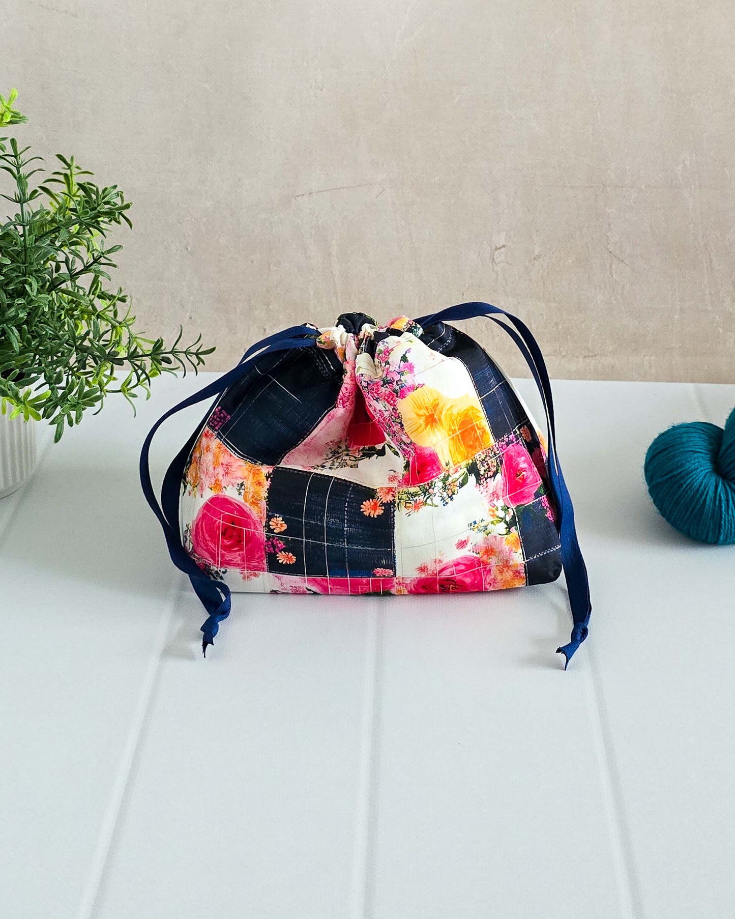 Lyra Projekttasche im floralen Patchwork-Design