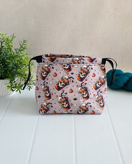 Halloween Projekttaschen – Skull Coffee Becher mit Kürbissen & Geistern