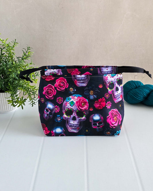 Stricktasche mit Totenkopfmotiven - handgenäht von Nadelmikado aus Bayern