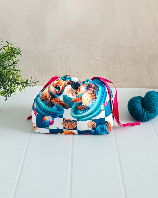 Handgenähte Projekttasche mit Schildkrötenmotiv und Zugband