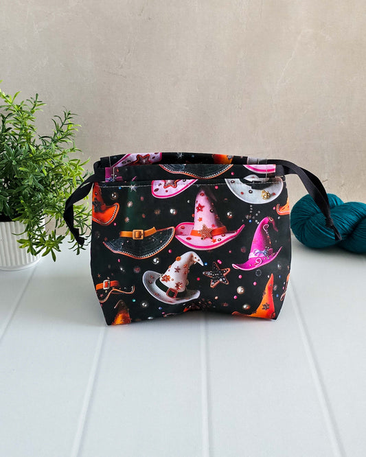 Projekttasche Witch Hats – Bunte Hexenhüte & Sterne auf Schwarz