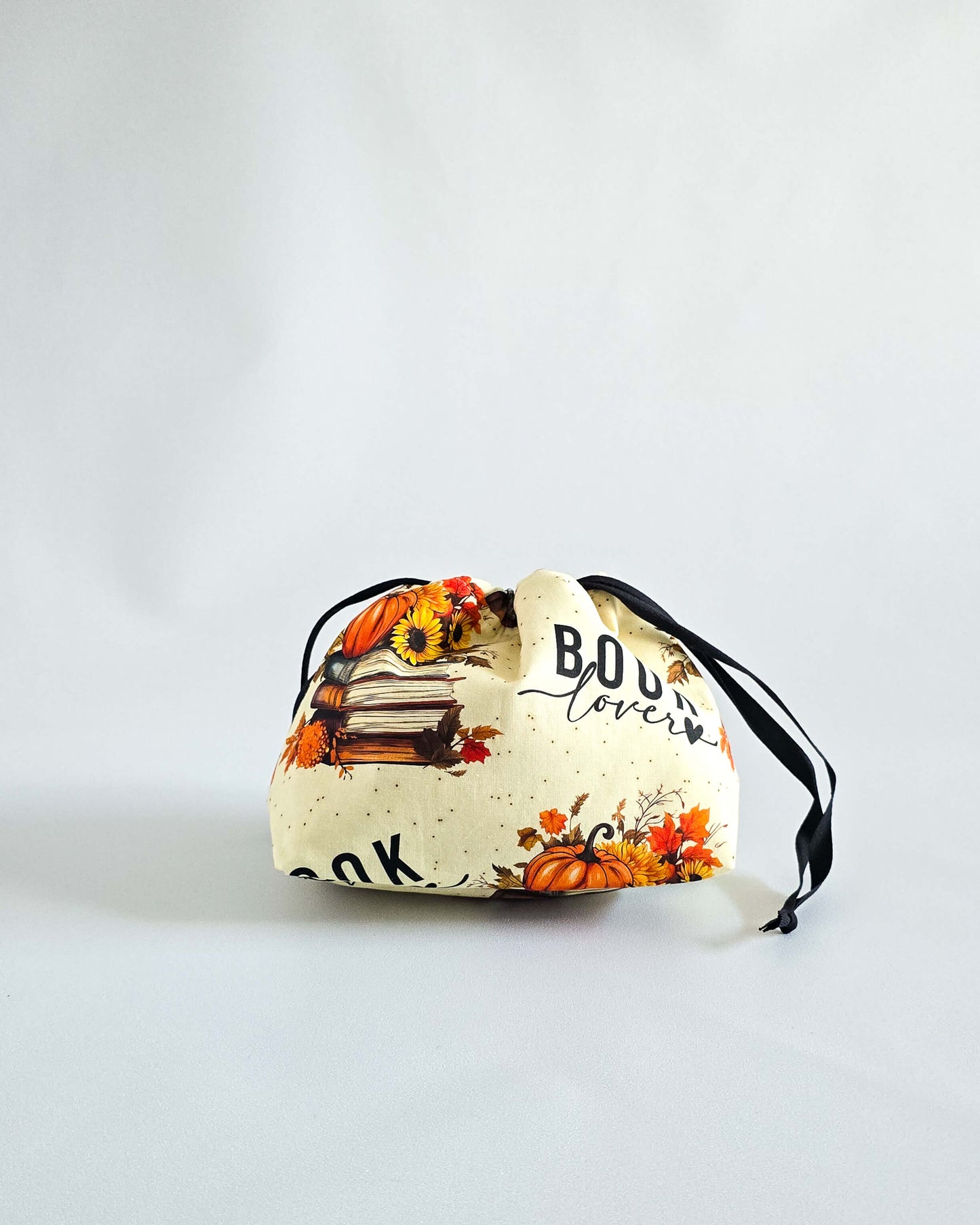 Handgenähte Projekttasche Lyra von Nadelmikado, herbstliches Buch- und Kürbis-Design