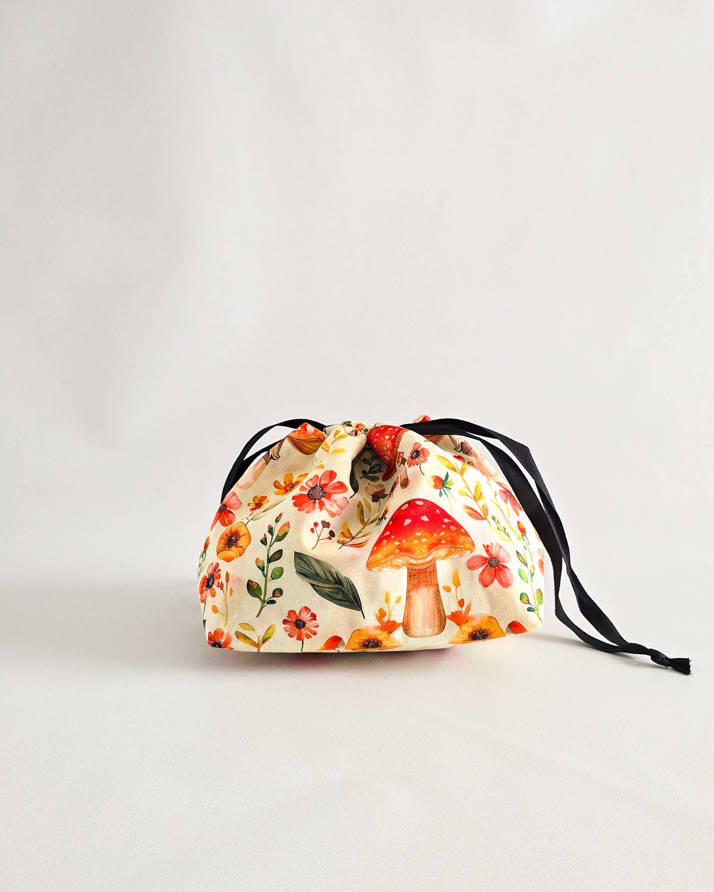 Lyra Projekttasche mit Fliegenpilzen und Blumenmotiv, handgenähter Projektbeutel aus Bayern