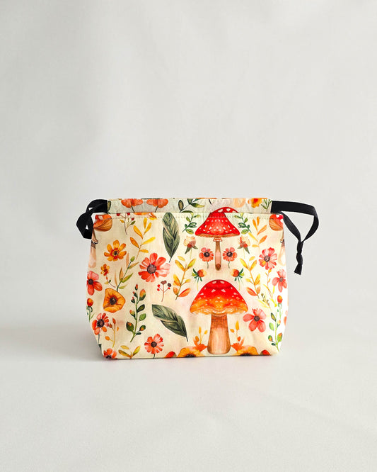 Lyra Projekttasche mit Fliegenpilzen und Blumenmotiv, handgenähter Projektbeutel aus Bayern