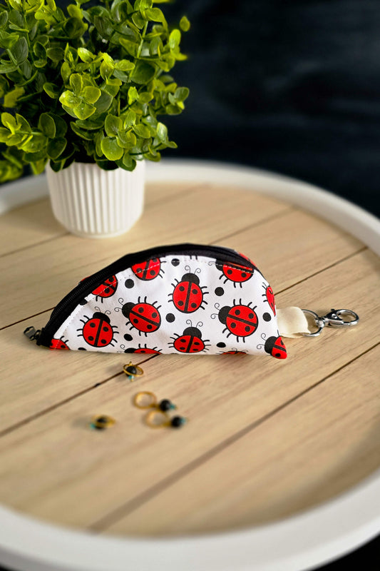 Kleine handgenähte Stricktasche in Halbmondform mit Schlüsselhaken