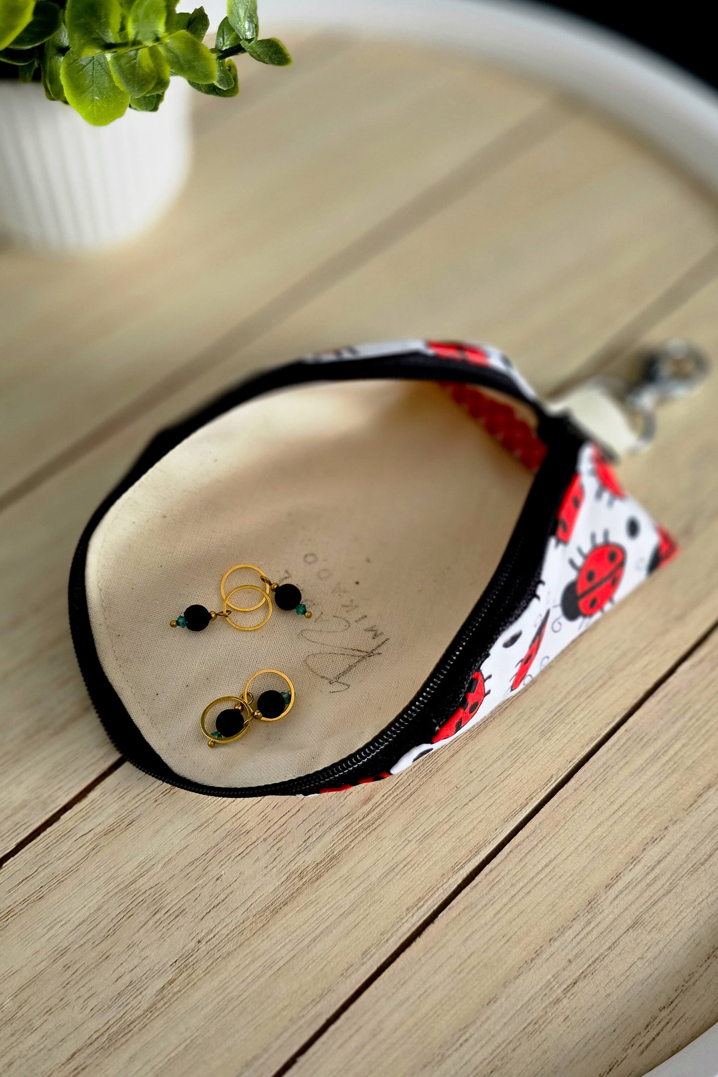 Baumwolltäschchen für Maschenmarkierer auf Holztablett dekoriert