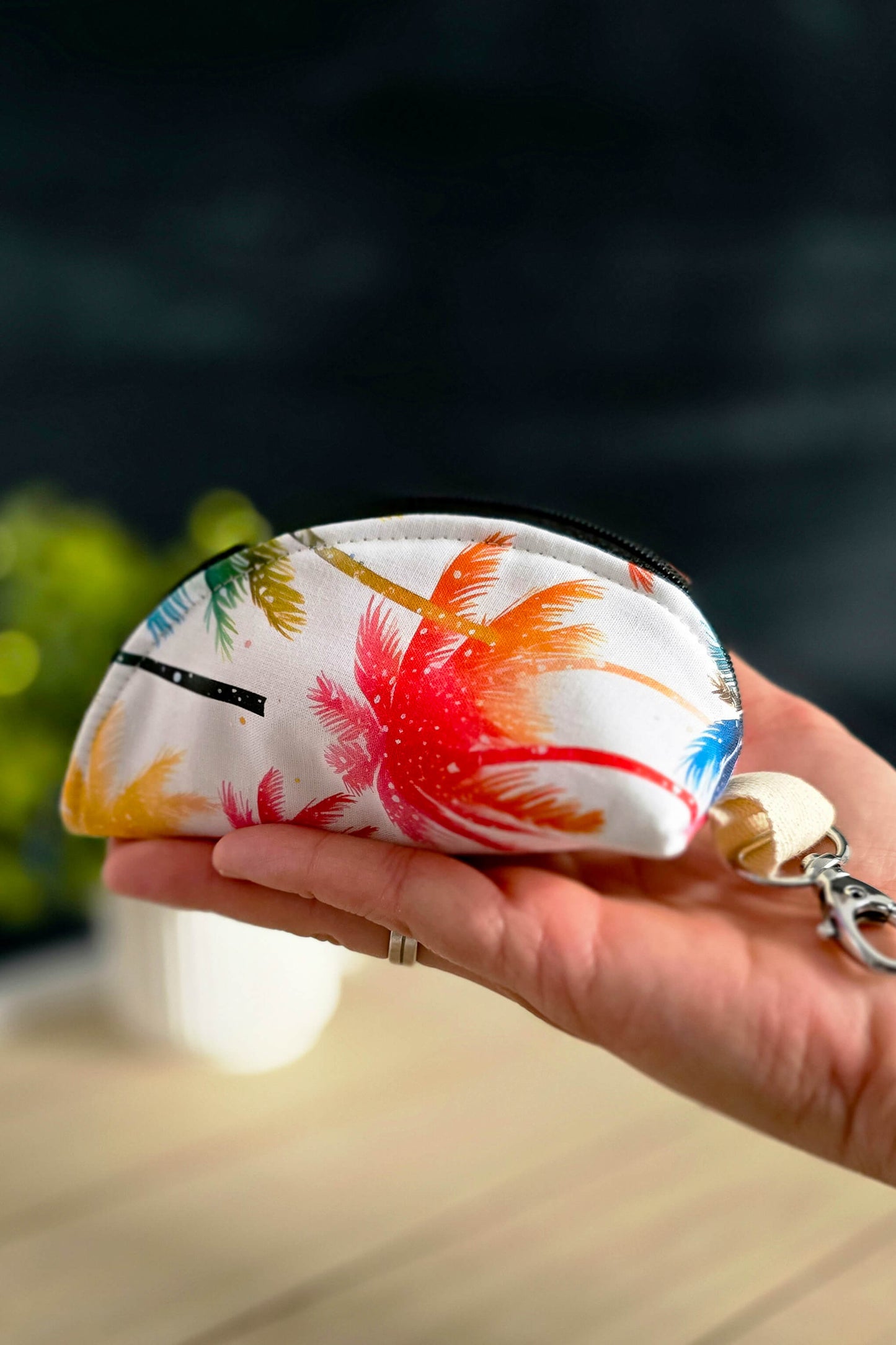 Handgemachte Zubehörtasche Mäuschen Tropicana mit buntem Palmenprint