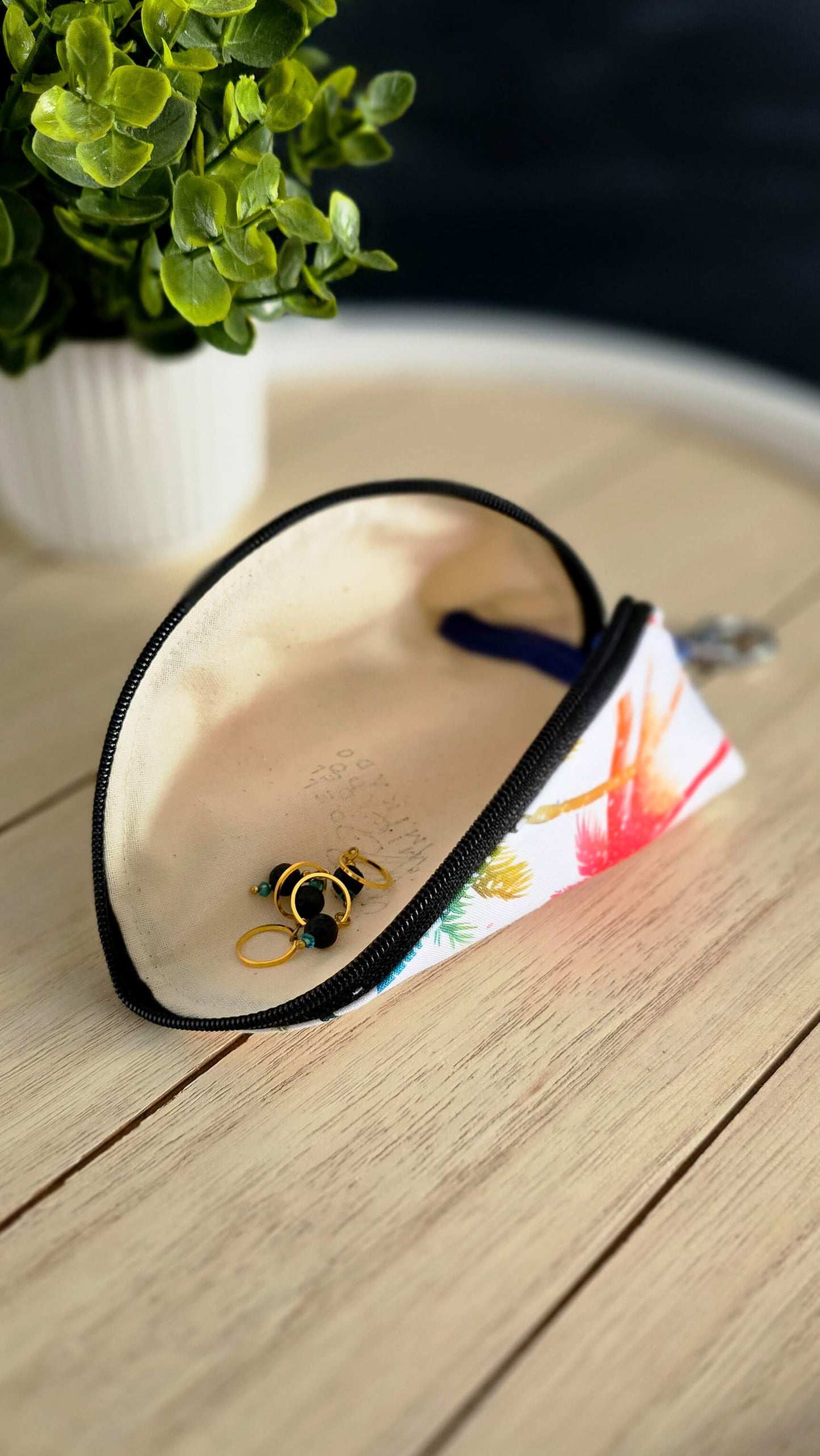 Kompakte Zubehörtasche als farbenfrohes Strickaccessoire
