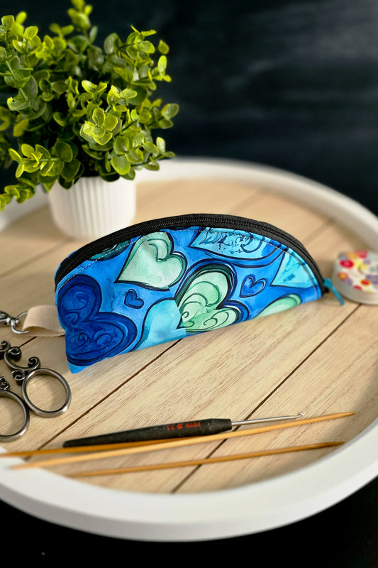 Detailansicht des Reißverschlusses der Zubehörtasche mit farbenfrohem Muster in Blau und Türkis