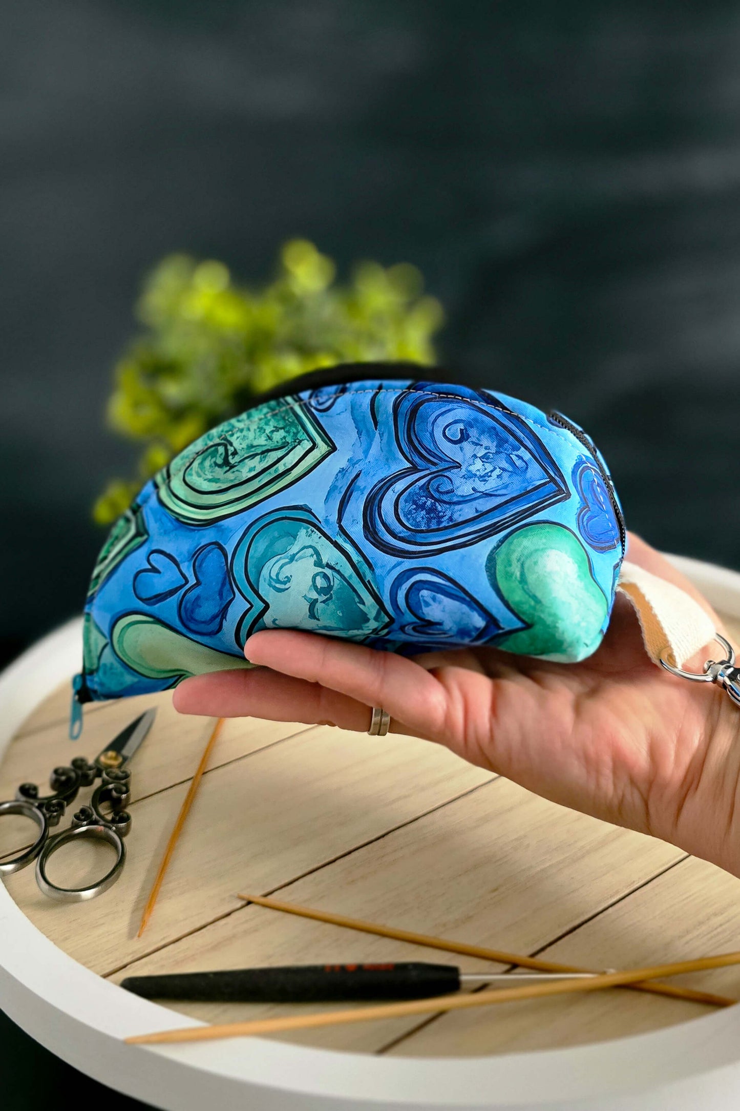 Die Zubehörtasche im Tageslicht – lebendige Farben und weiche Stoffstruktur