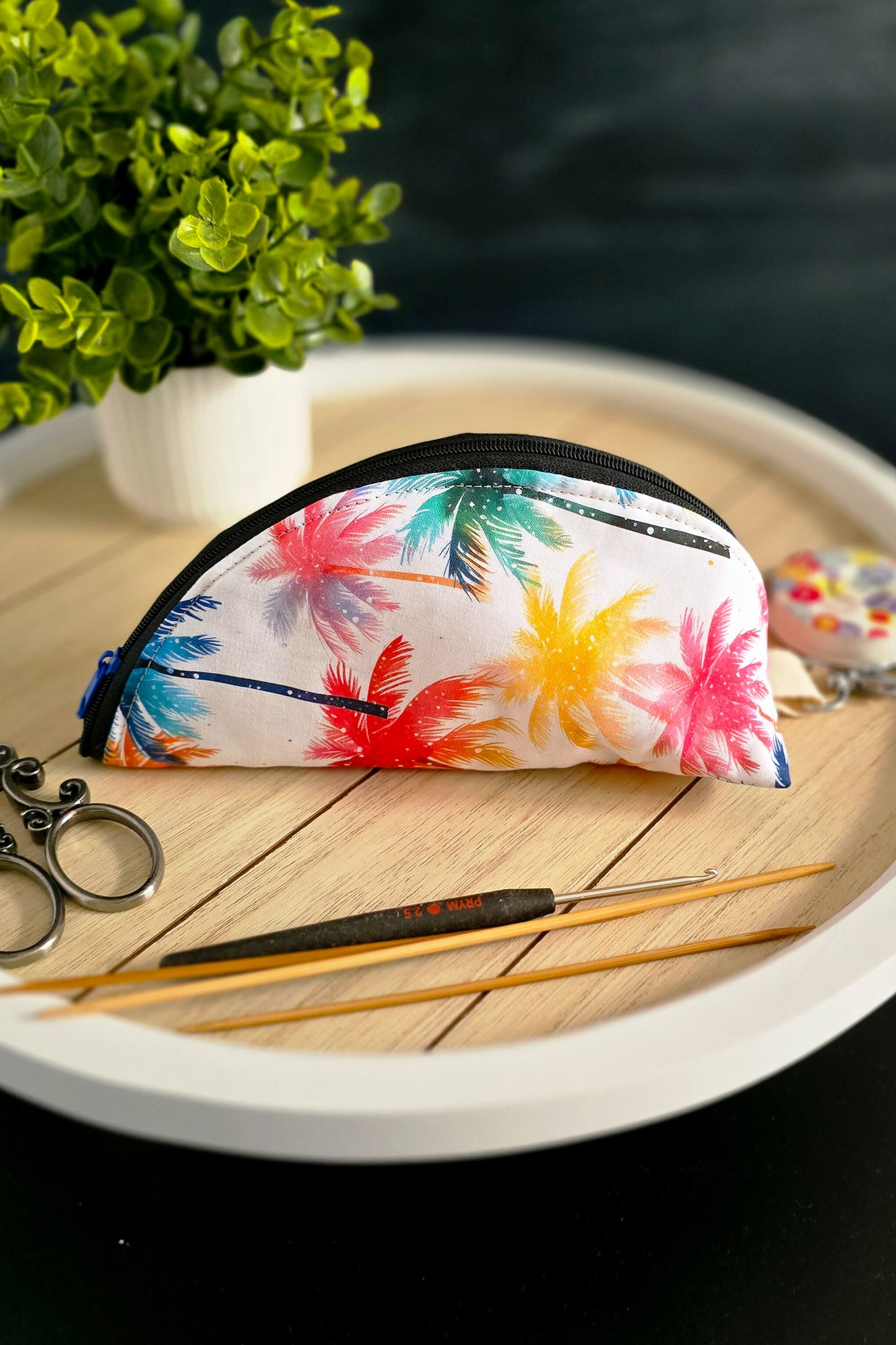 Kompakte Projektbeutel-Ergänzung für Strick- und Häkelfans mit farbenfrohen Palmenprint
