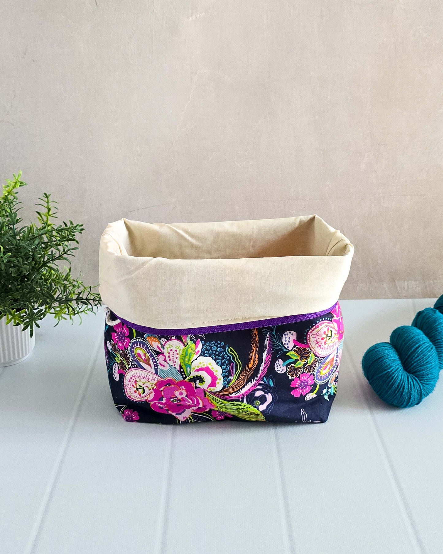– Stricktasche Größe M mit Reißverschluss und lila Punkteloop, ideal für größere Wollprojekte