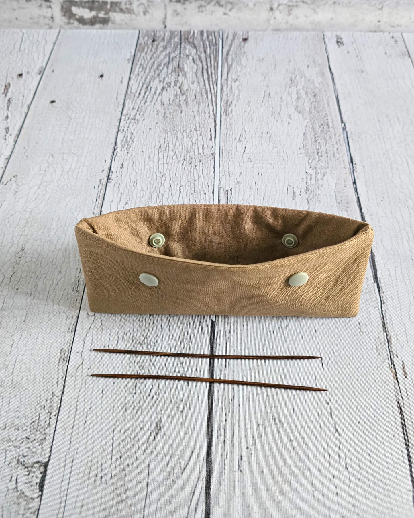 Nadelgarage 15 cm aus taupefarbenem Canvas handgenäht in Bayern von Nadelmikado